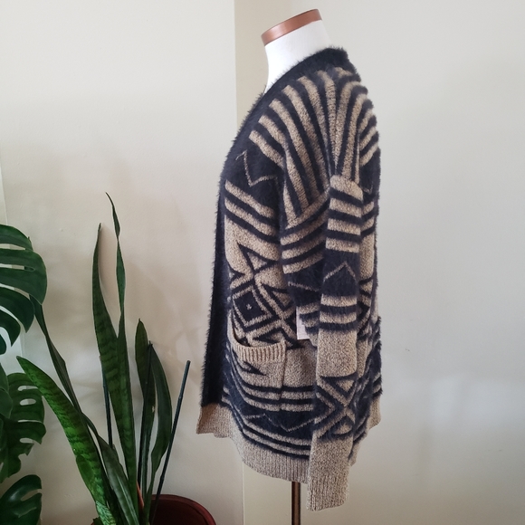Fuzzy Knit Aztec Print NWT Open Front Oversized Cardigan - S-M - Picture 7 of 10